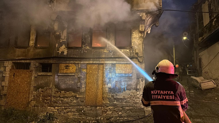 Kütahyada metruk binadaki yangın söndürüldü