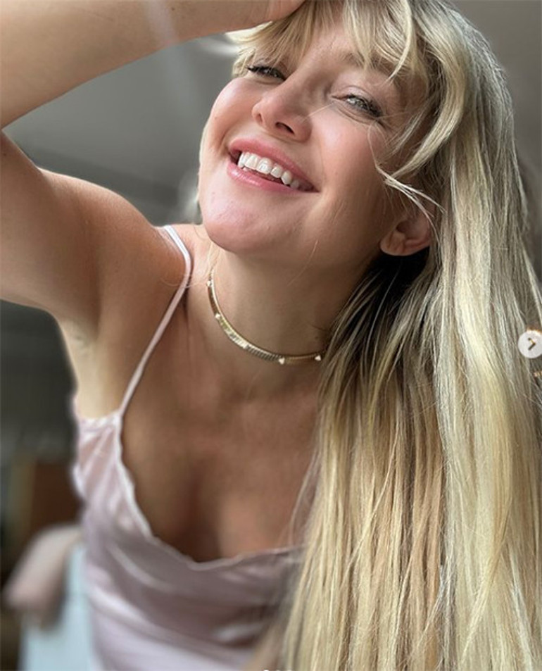 Onu kendi kızı gibi büyütmüştü: Ünlü yıldız aşkta mutluluğun sırrını üvey babasından öğrenmiş