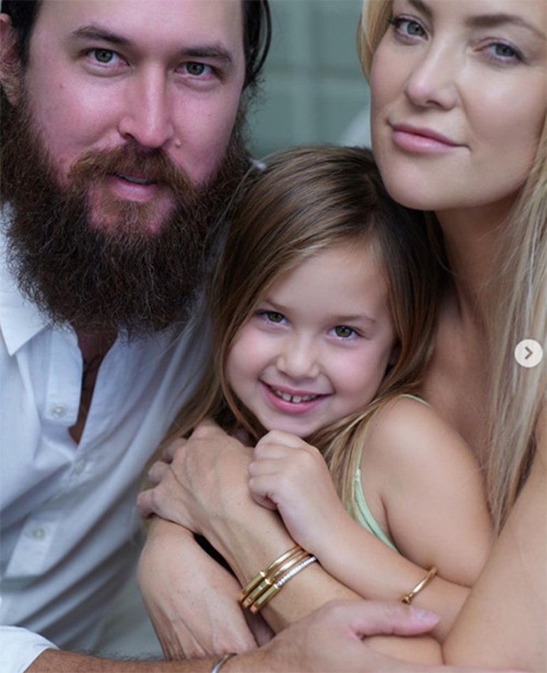 Onu kendi kızı gibi büyütmüştü: Ünlü yıldız aşkta mutluluğun sırrını üvey babasından öğrenmiş