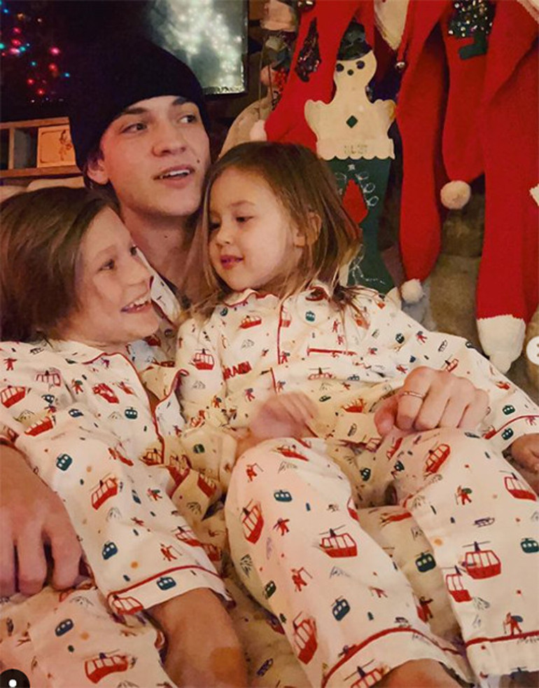 Onu kendi kızı gibi büyütmüştü: Ünlü yıldız aşkta mutluluğun sırrını üvey babasından öğrenmiş