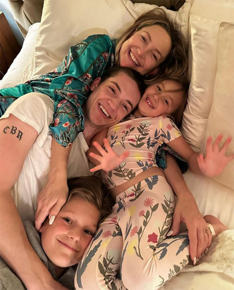 Onu kendi kızı gibi büyütmüştü: Ünlü yıldız aşkta mutluluğun sırrını üvey babasından öğrenmiş