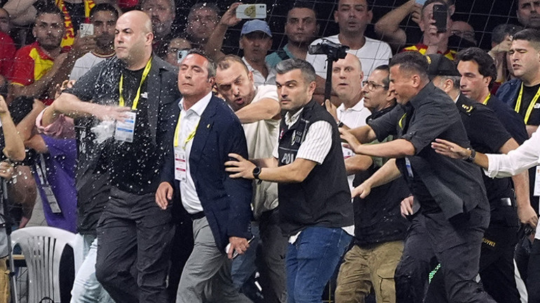 Göztepe-Fenerbahçe maçında Ali Koça saldırı Yabancı madde isabet etti
