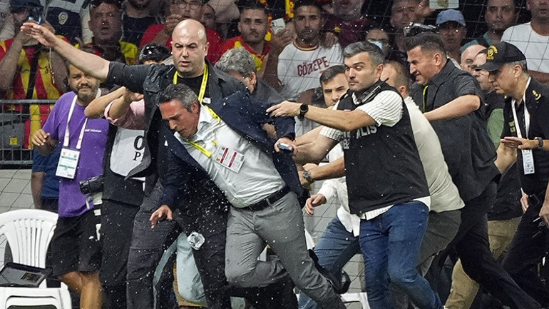 Göztepe-Fenerbahçe maçında Ali Koça saldırı Yabancı madde isabet etti