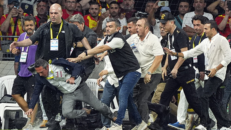 Göztepe-Fenerbahçe maçında Ali Koça saldırı Yabancı madde isabet etti