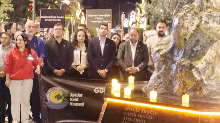 Çeyrek asırdır dinmeyen acı... Büyük depremin 25. yılında mumlarla anıldılar