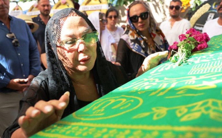 Safiye Soyman oğlunun vefatından 20 gün sonra konser verdi Harun hep sahnede olmamı isterdi