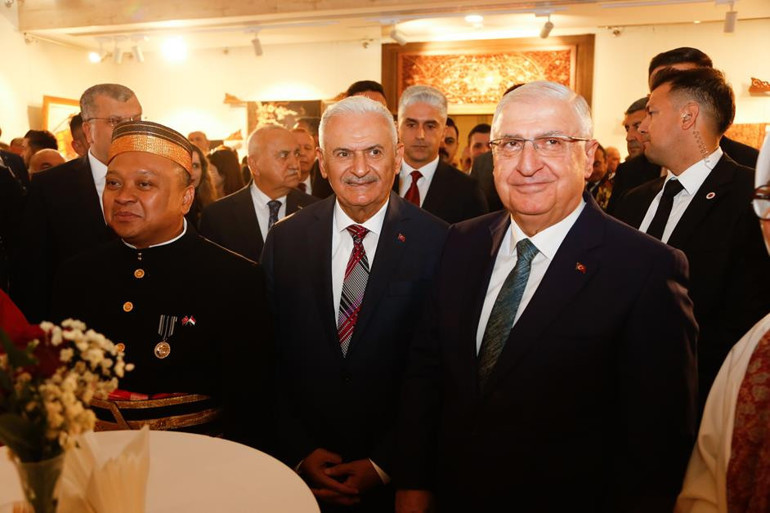 Renkli bağımsızlık kutlaması