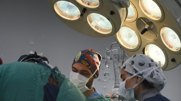 Karın ağrısı şikayetiyle hastaneye gidince ortaya çıktı Yıllarca vücudunda taşımış: Tam 10 kilo... Ameliyatla alındı