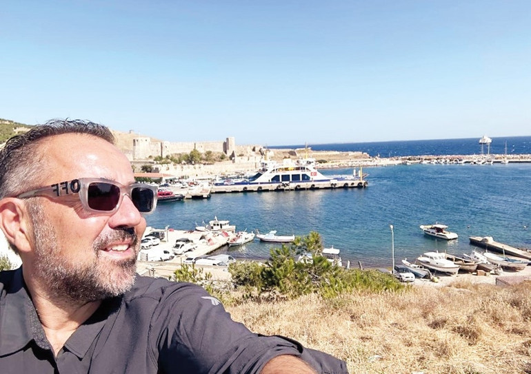 Türkücü Ceylan yeni teknesiyle tatilde