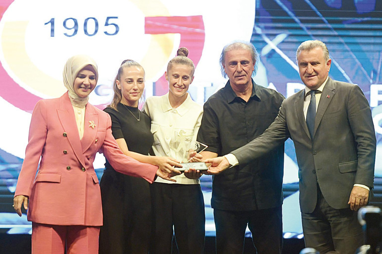 Futbolun kraliçelerine ‘kristal ayaklar’ ödülü