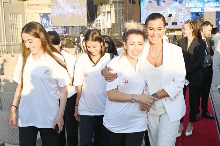 Futbolun kraliçelerine ‘kristal ayaklar’ ödülü