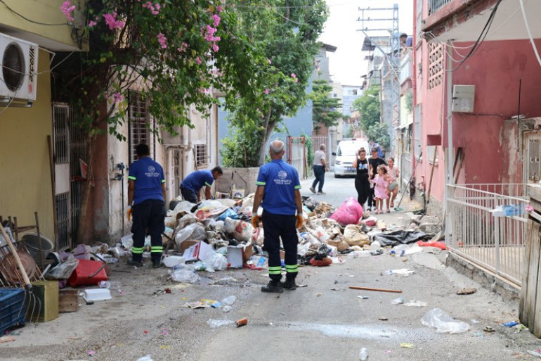 Komşular ihbar etti, ekipler eve girdi... Temizlik işçisi fenalaşarak hastanelik oldu