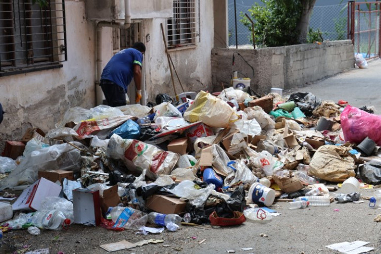 Komşular ihbar etti, ekipler eve girdi... Temizlik işçisi fenalaşarak hastanelik oldu