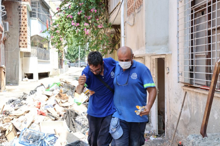 Komşular ihbar etti, ekipler eve girdi... Temizlik işçisi fenalaşarak hastanelik oldu