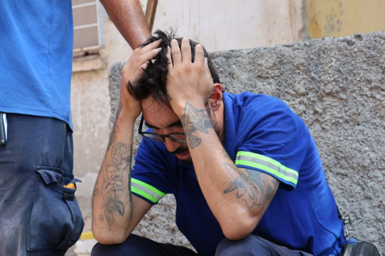 Komşular ihbar etti, ekipler eve girdi... Temizlik işçisi fenalaşarak hastanelik oldu