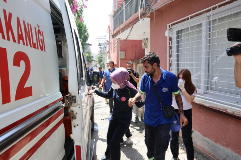 Komşular ihbar etti, ekipler eve girdi... Temizlik işçisi fenalaşarak hastanelik oldu