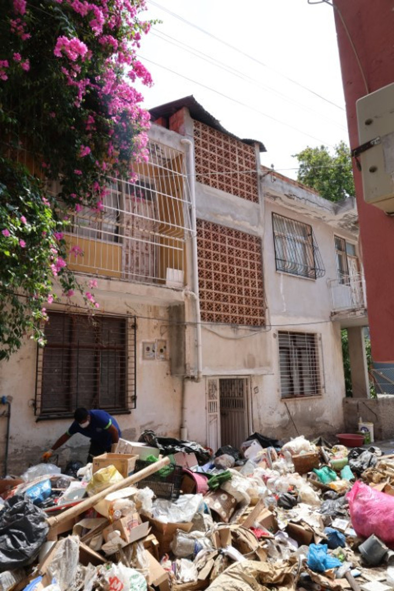 Komşular ihbar etti, ekipler eve girdi... Temizlik işçisi fenalaşarak hastanelik oldu