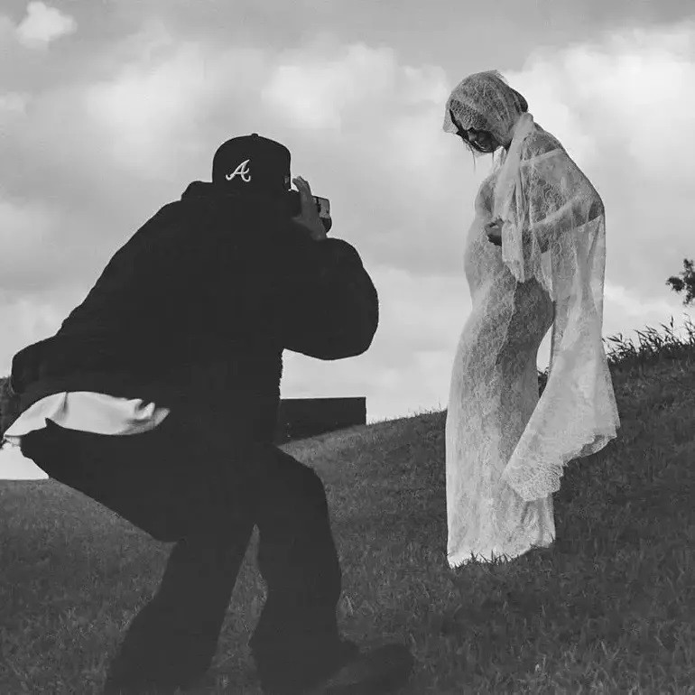 Hamile olduğunu aylarca herkesten saklamıştı… Hayranları şifreleri çözdü: Ünlü çiftin bebeği çoktan doğdu iddiası