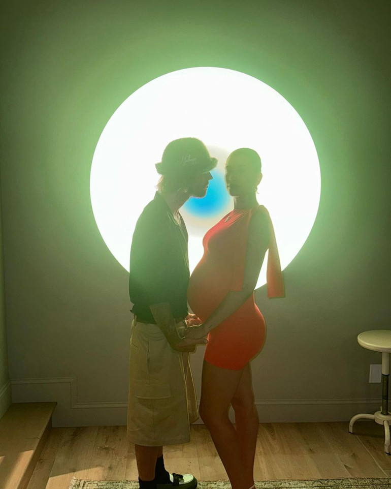 Hamile olduğunu aylarca herkesten saklamıştı… Hayranları şifreleri çözdü: Ünlü çiftin bebeği çoktan doğdu iddiası