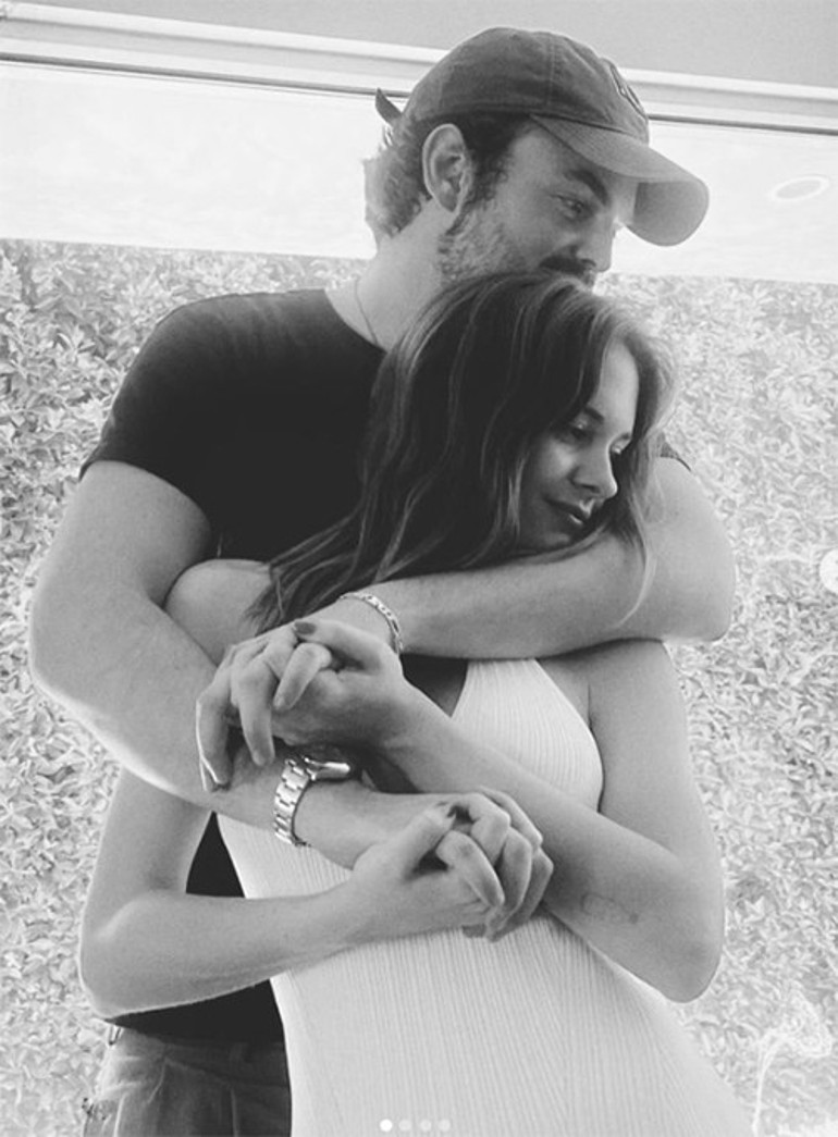 Ünlü oyuncunun kızı çocukluk aşkıyla nişanlandı: Sonu annesine benzemesin