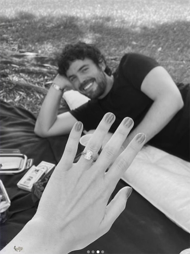 Ünlü oyuncunun kızı çocukluk aşkıyla nişanlandı: Sonu annesine benzemesin