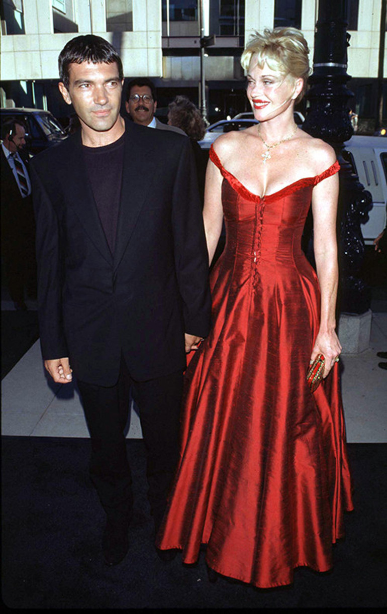 Ünlü oyuncunun kızı çocukluk aşkıyla nişanlandı: Sonu annesine benzemesin