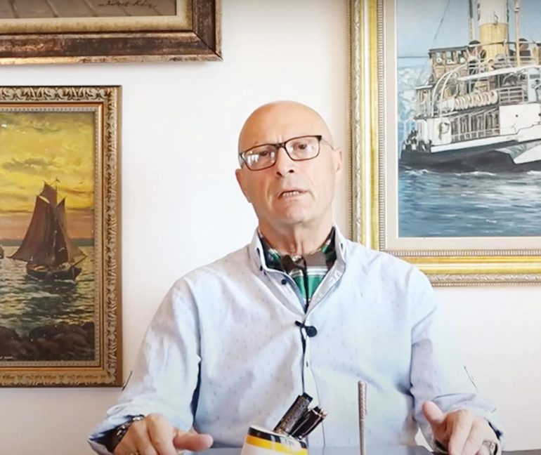 Fularlı spekülatör: Erol Mütercimler