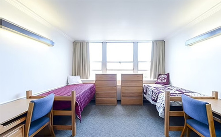 Göz kamaştıran bir zenginliğin içinde doğmuştu... Lüks apartman dairesinden küçücük yurt odasına.. Bir yatak, bir boş dolap