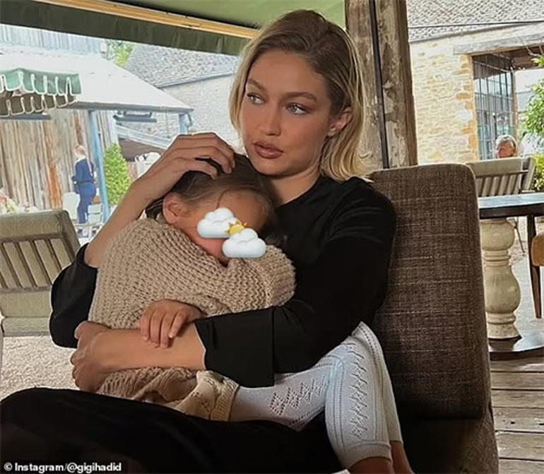 Yüzünü doğduğundan beri göstermedi… Ünlü model kızıyla tatil fotoğraflarını paylaştı… ‘Benim tatlı yaz güneşim’
