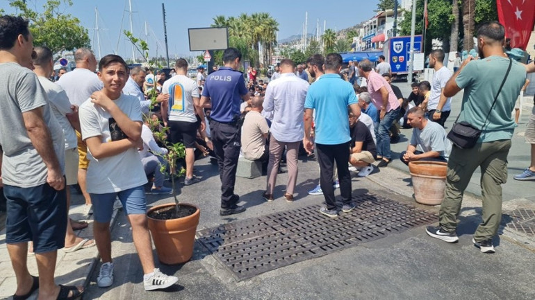 Taklit ürün denetimi esnafını rahatsız etti: Yolu kapatıp oturma eylemi yaptılar