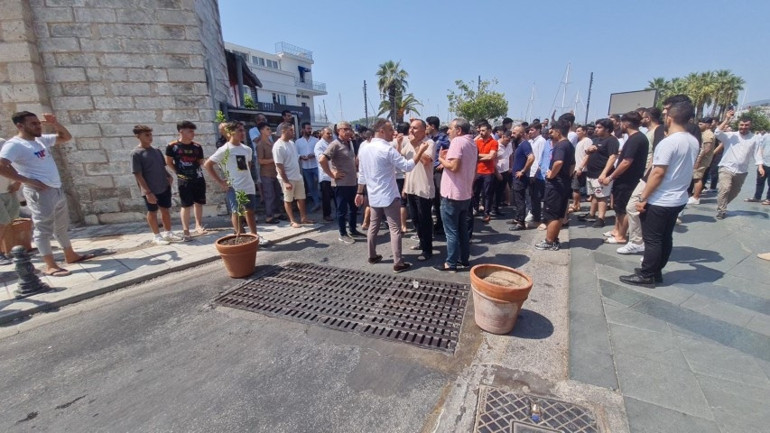 Taklit ürün denetimi esnafını rahatsız etti: Yolu kapatıp oturma eylemi yaptılar