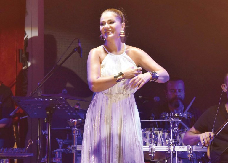 Lise aşklarından da bahsedecek miyiz