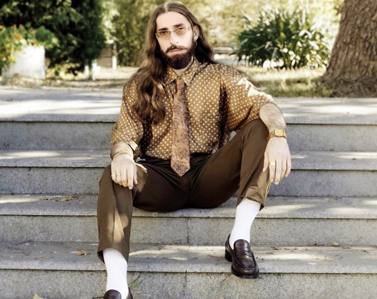 Lise aşklarından da bahsedecek miyiz