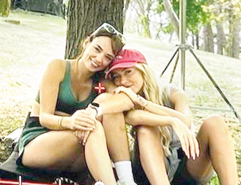 Lise aşklarından da bahsedecek miyiz