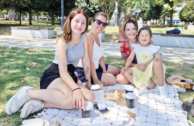 Lise aşklarından da bahsedecek miyiz