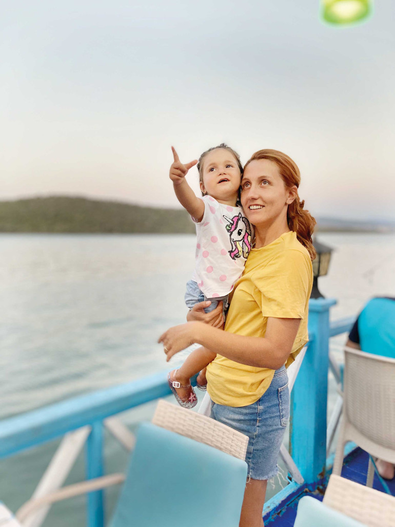 Bebekliğinden itibaren yollarda olursa alışır