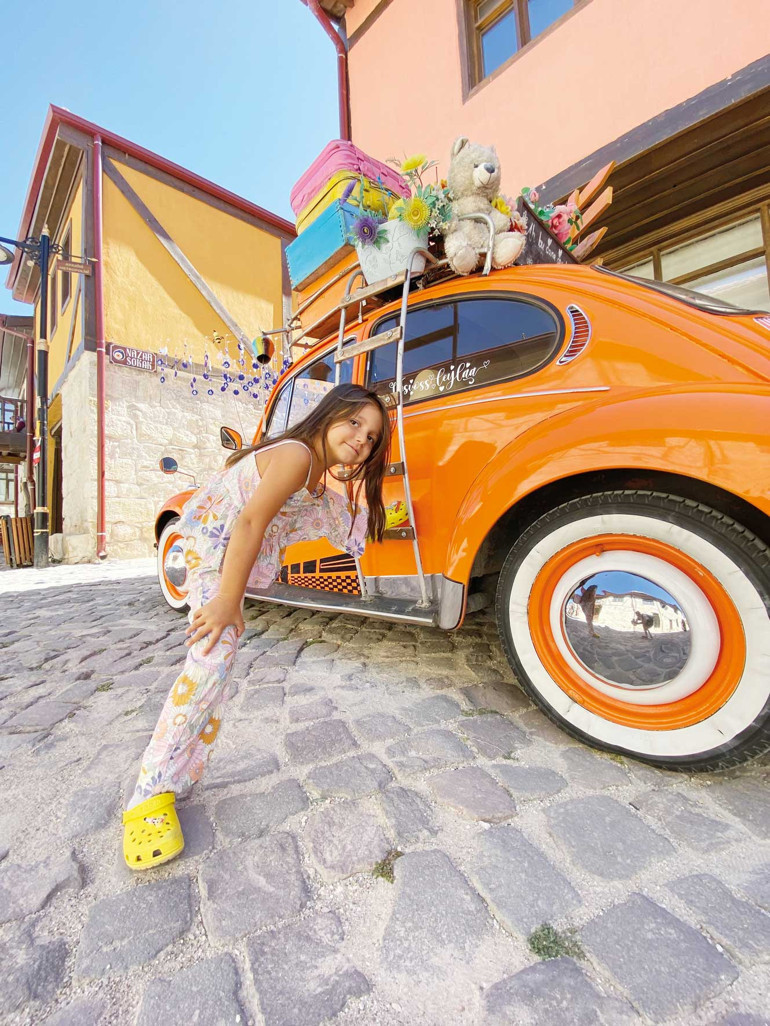 Bebekliğinden itibaren yollarda olursa alışır