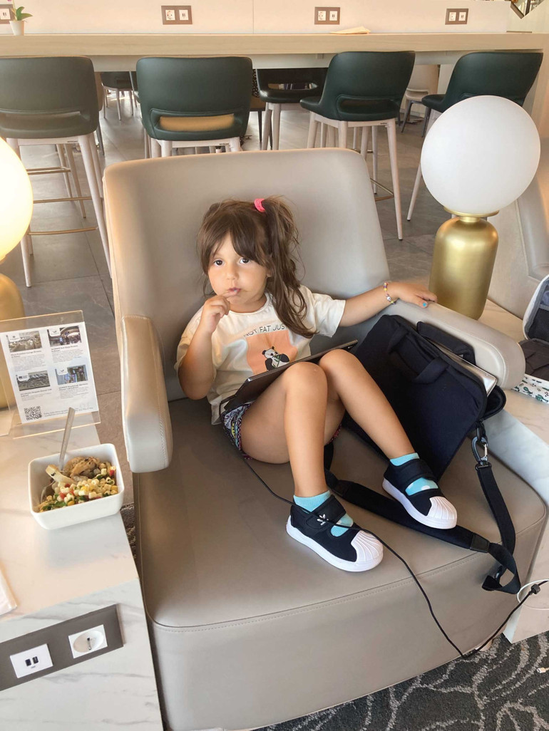 Bebekliğinden itibaren yollarda olursa alışır