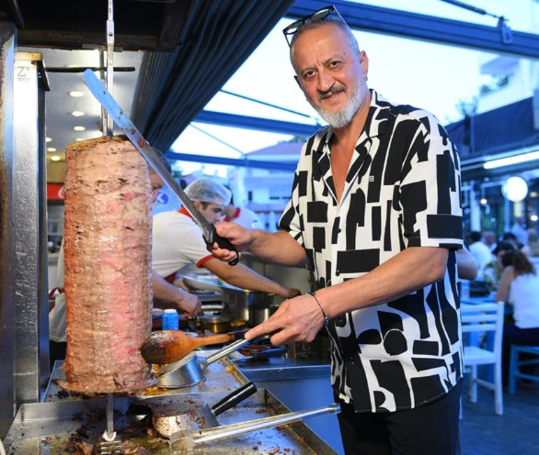 Ünlü oyuncunun ek işi Döner kesip, servis yaptı
