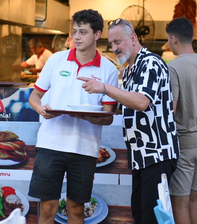 Ünlü oyuncunun ek işi Döner kesip, servis yaptı
