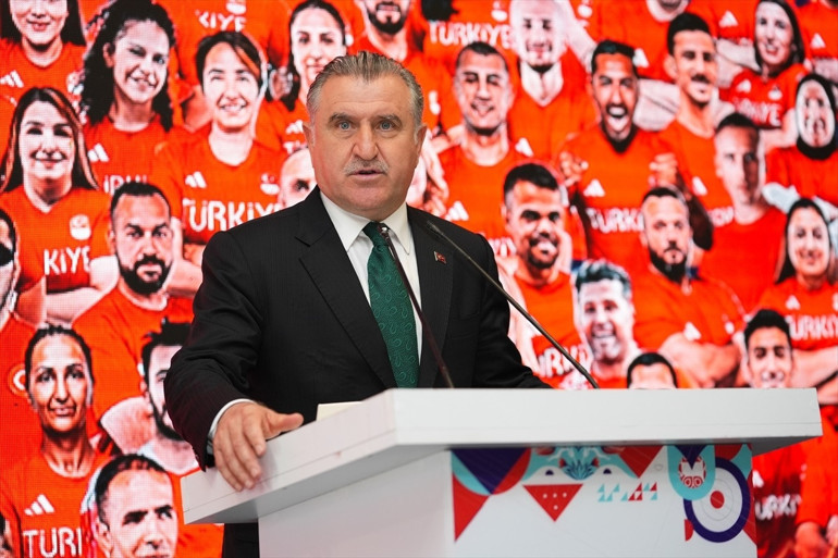 Gençlik ve Spor Bakanı Osman Aşkın Bak, milli paralimpik sporcuları Parise uğurladı