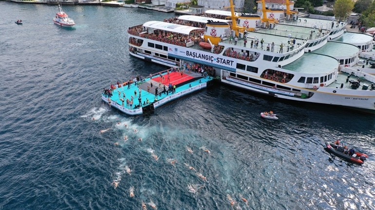 Binlerce yüzücü 36. kez İstanbul Boğazı’nda kıtaları kulaçlarıyla birleştirdi