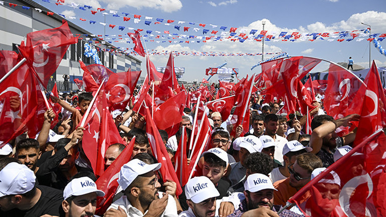 Cumhurbaşkanı Erdoğandan İBBye kaçak yapı tepkisi: Para babalarına peşkeş çekiyorlar