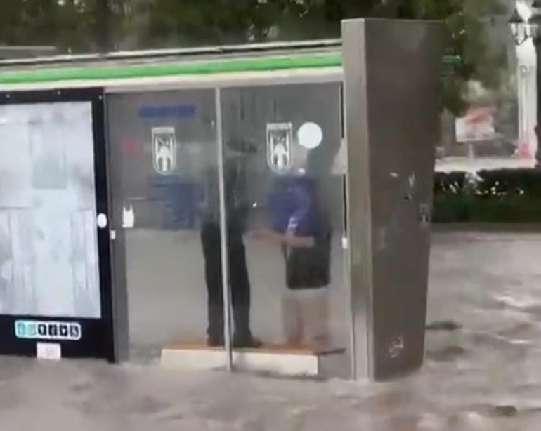 Meteoroloji 9 il için alarm vermişti Sağanak sonrası yollar göle döndü, ev ve iş yerlerini su bastı