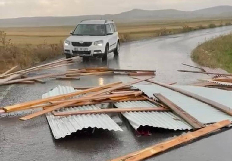 Meteoroloji 9 il için alarm vermişti Sağanak sonrası yollar göle döndü, ev ve iş yerlerini su bastı