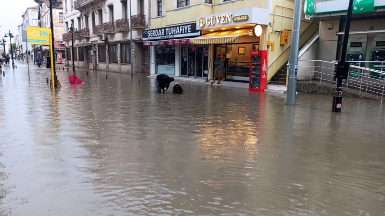 Meteoroloji 9 il için alarm vermişti Sağanak sonrası yollar göle döndü, ev ve iş yerlerini su bastı