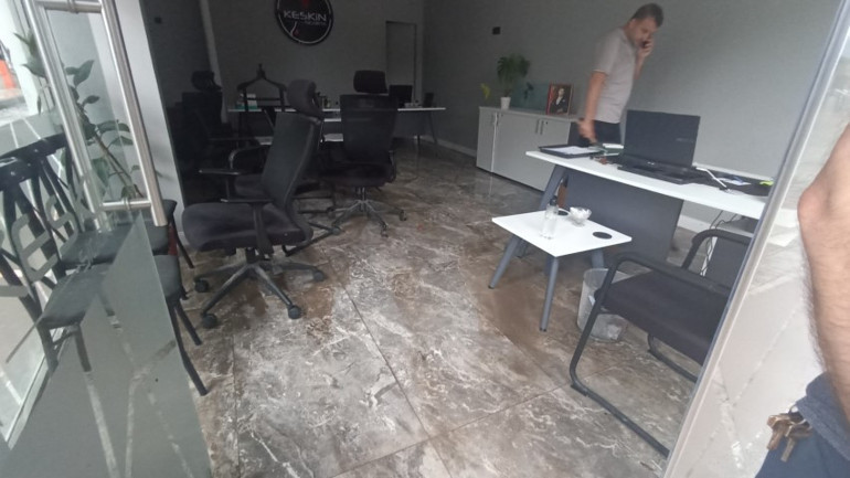 Meteoroloji 9 il için alarm vermişti Sağanak sonrası yollar göle döndü, ev ve iş yerlerini su bastı