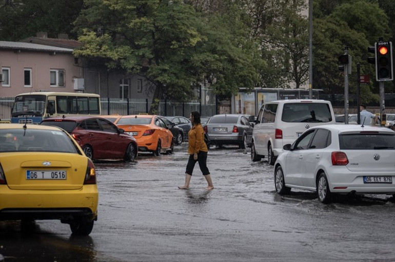 Meteoroloji 9 il için alarm vermişti Sağanak sonrası yollar göle döndü, ev ve iş yerlerini su bastı