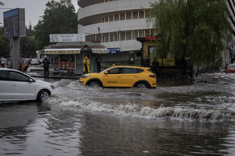 Meteoroloji 9 il için alarm vermişti Sağanak sonrası yollar göle döndü, ev ve iş yerlerini su bastı