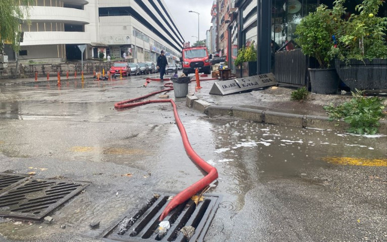 Meteoroloji 9 il için alarm vermişti Sağanak sonrası yollar göle döndü, ev ve iş yerlerini su bastı